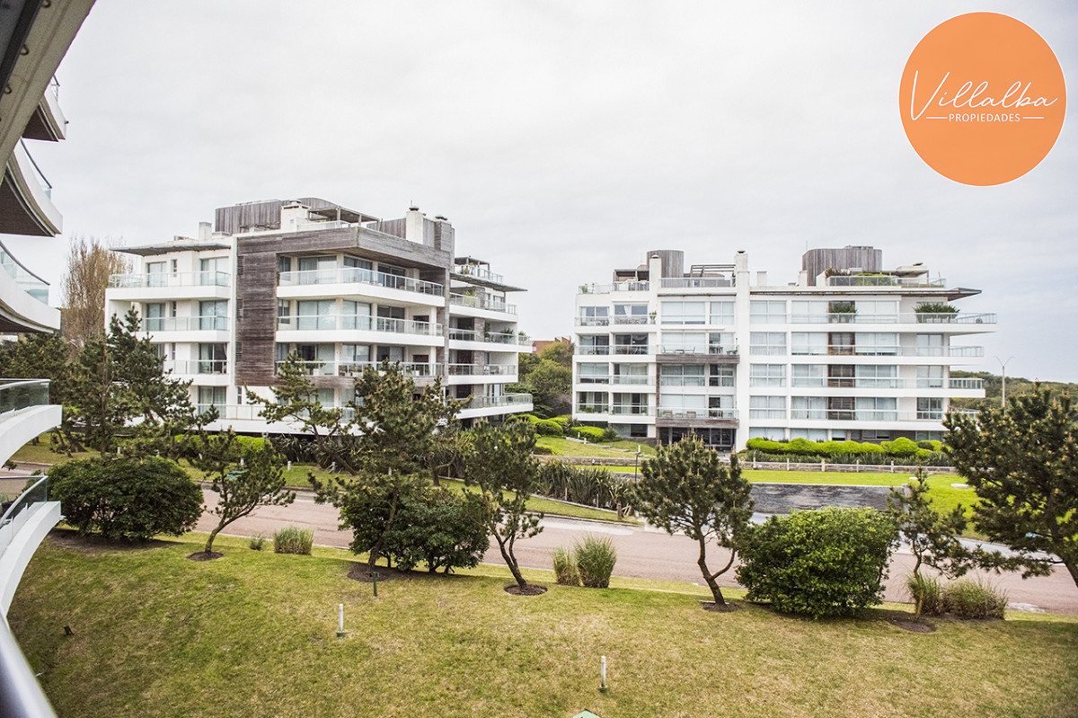 Apartamento ID.2369 - Hermoso Departamento en venta frente a Playa Brava, 3 dorm + dep. Marigot Brava