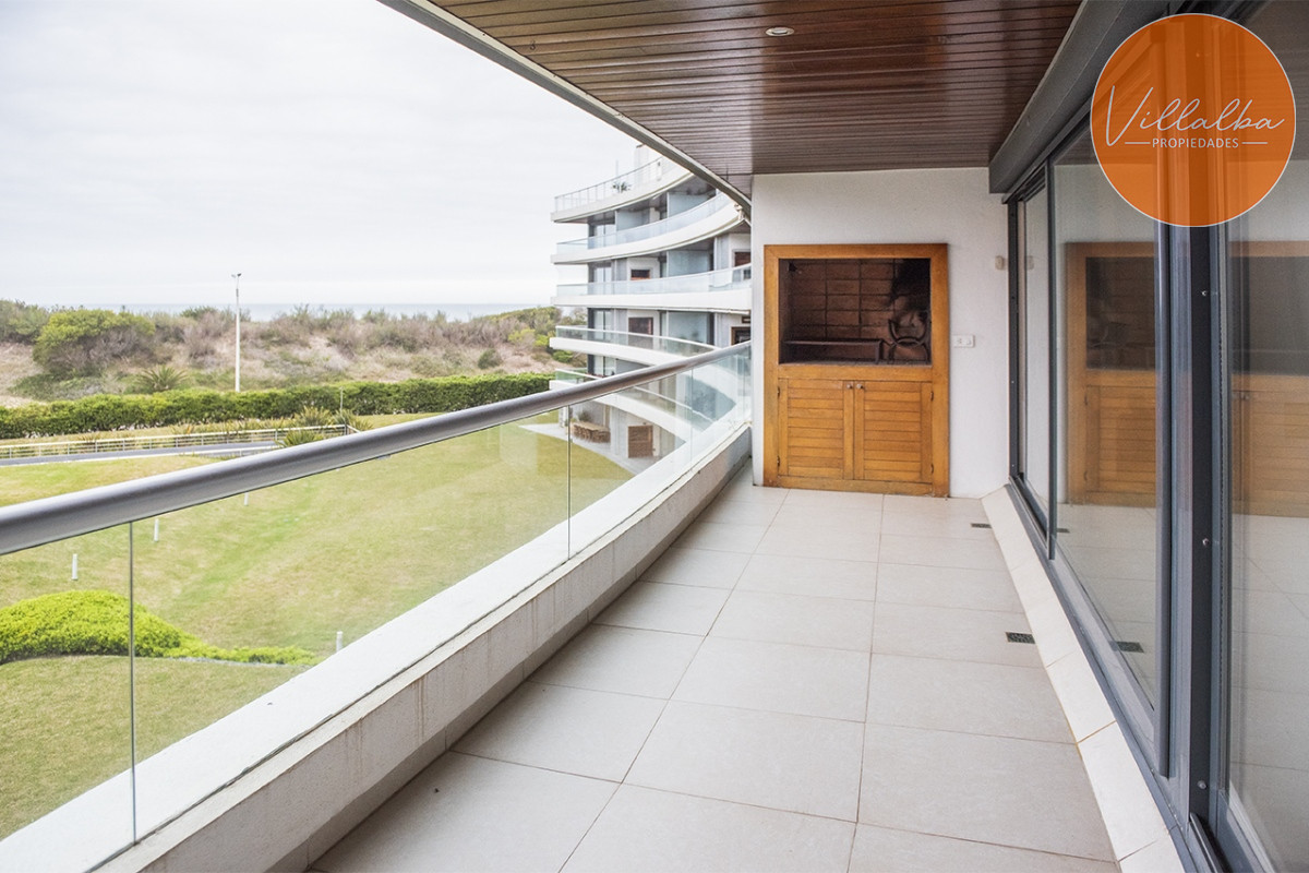 Apartamento ID.2369 - Hermoso Departamento en venta frente a Playa Brava, 3 dorm + dep. Marigot Brava