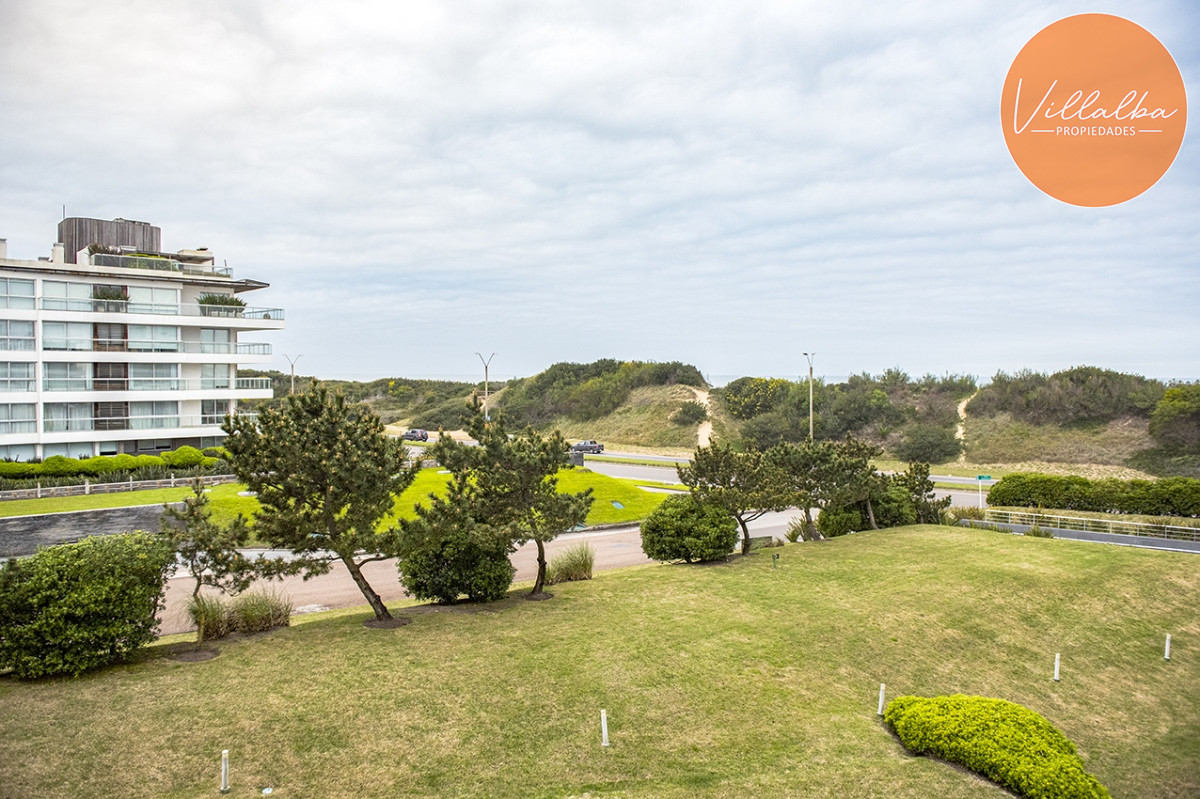 Apartamento ID.2369 - Hermoso Departamento en venta frente a Playa Brava, 3 dorm + dep. Marigot Brava