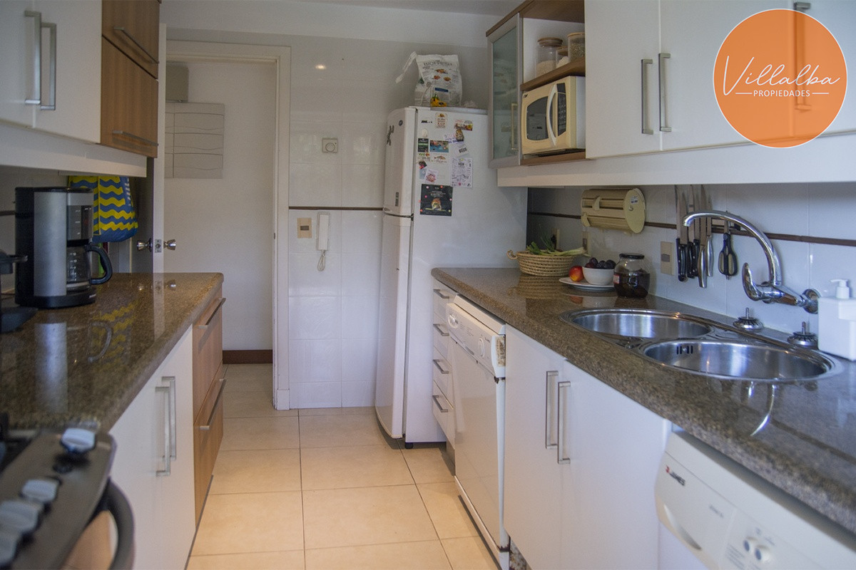 Apartamento ID.1043 - Oportunidad, apartamento en venta en Punta del Este de 3 dormitorios. Terraza con parrillero.