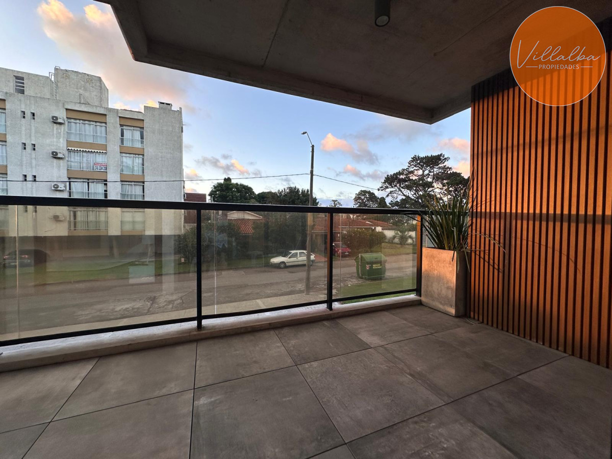 Apartamento ID.3416 - Vende oportunidad en Playa Mansa, primera línea de 2 dormitorios en Punta del Este 