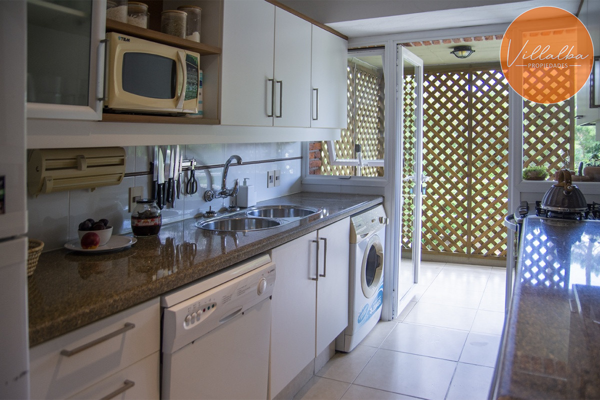 Apartamento ID.1043 - Oportunidad, apartamento en venta en Punta del Este de 3 dormitorios. Terraza con parrillero.