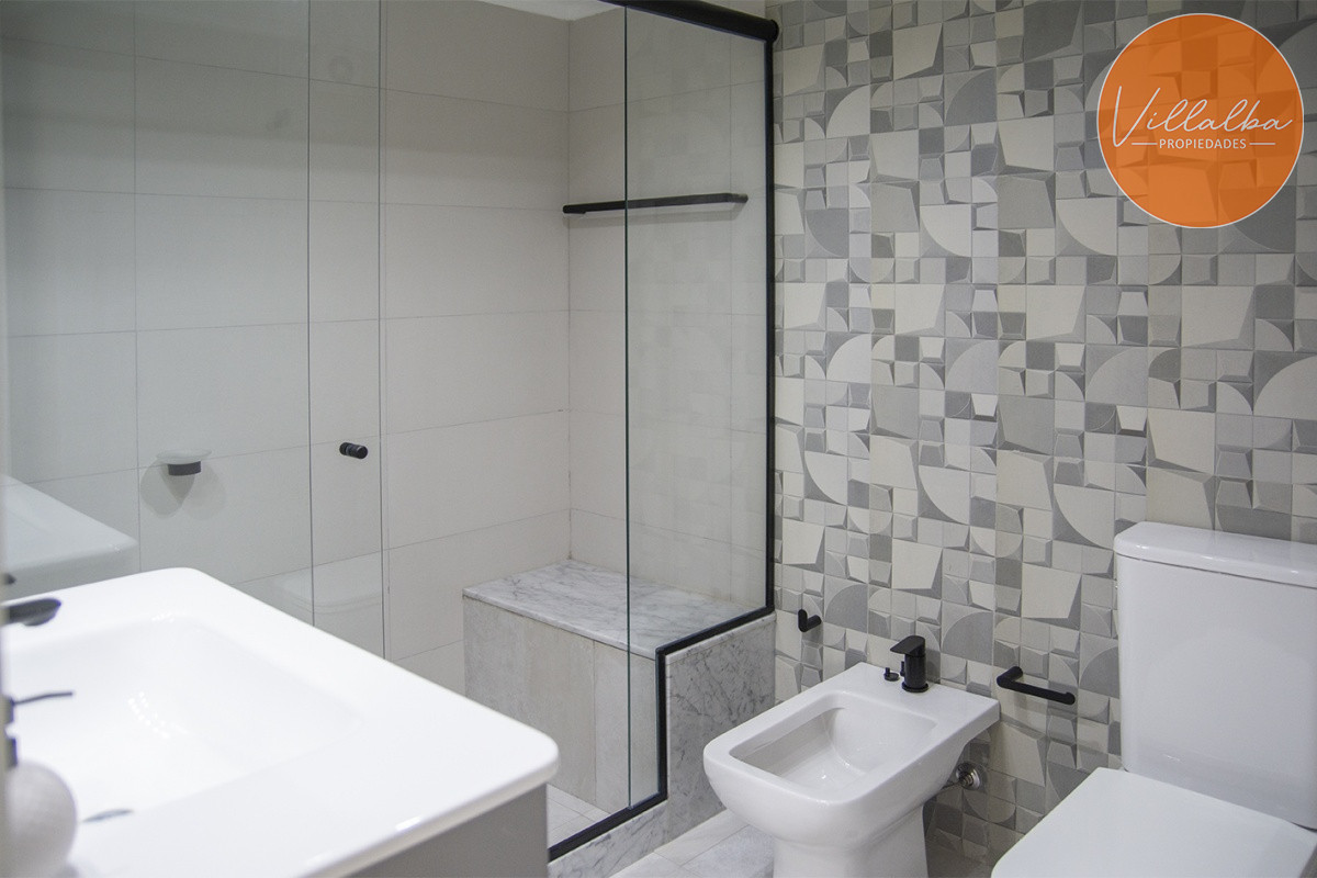 Apartamento ID.2810 - Vende apartamento de 2 dormitorios y medio en Chiverta, Reciclado completo. Punta del Este 