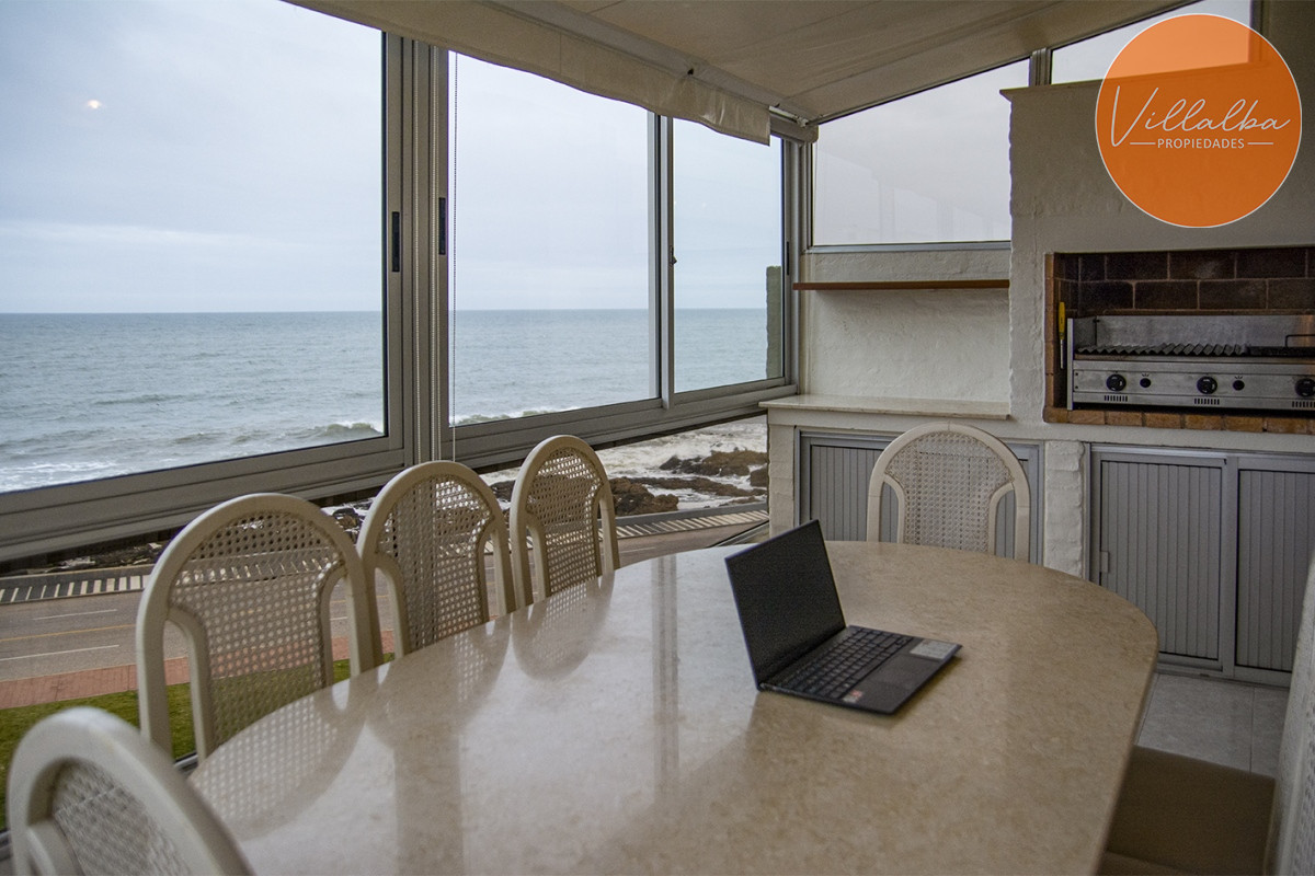 Apartamento ID.2323 - Departamento de 3 dormitorio con parrillero en venta , ultimo piso frente al mar, Punta del Este