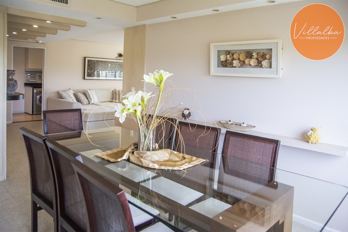 Apartamento ID.2860 - Vende apartamento de 4 dormitorios con 2 cocheras en Lincon Center, Playa Mansa, Punta del Este 