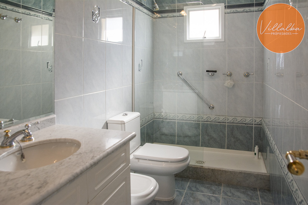 Apartamento ID.2535 - Departamento de 3 dormitorios en venta frente a Playa Mansa, Coral Tower