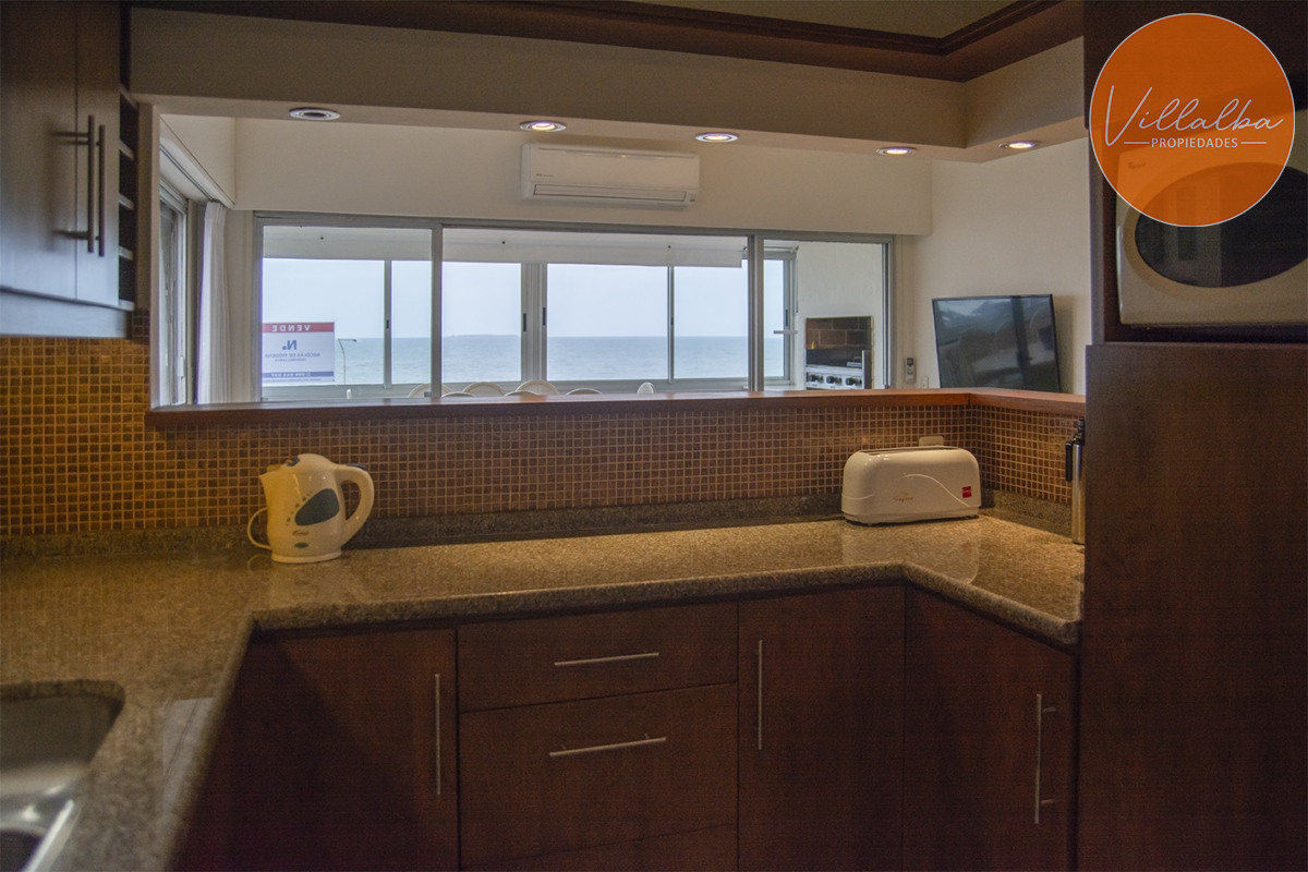 Apartamento ID.2323 - Departamento de 3 dormitorio con parrillero en venta , ultimo piso frente al mar, Punta del Este