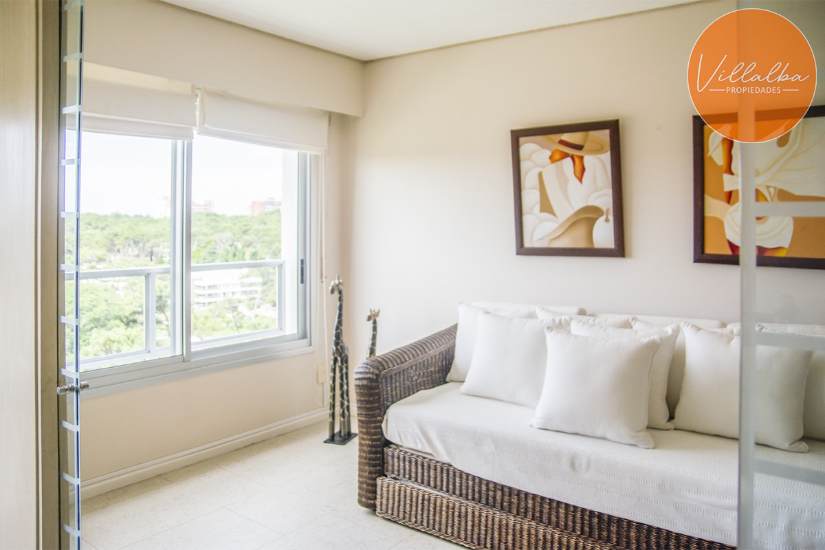 Apartamento ID.2860 - Vende apartamento de 4 dormitorios con 2 cocheras en Lincon Center, Playa Mansa, Punta del Este 