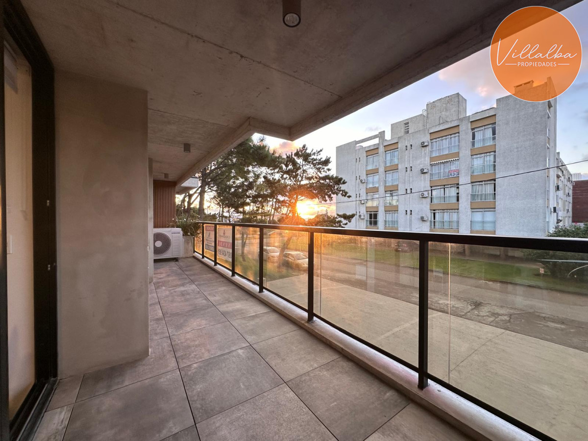 Apartamento ID.3416 - Vende oportunidad en Playa Mansa, primera línea de 2 dormitorios en Punta del Este 