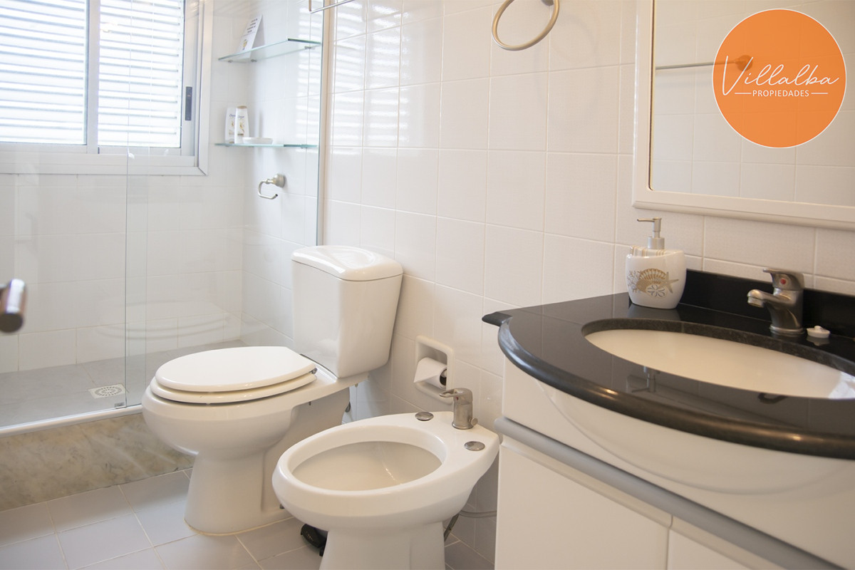 Apartamento ID.2860 - Vende apartamento de 4 dormitorios con 2 cocheras en Lincon Center, Playa Mansa, Punta del Este 