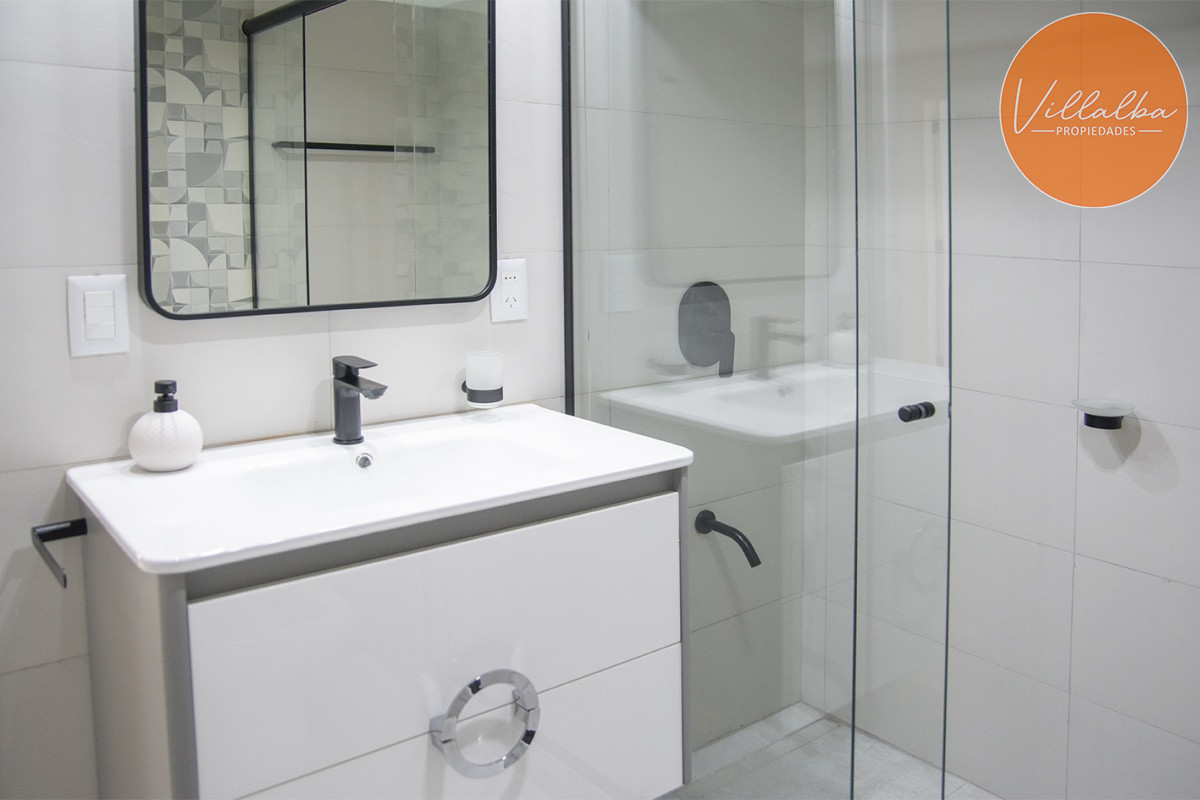 Apartamento ID.2810 - Vende apartamento de 2 dormitorios y medio en Chiverta, Reciclado completo. Punta del Este 
