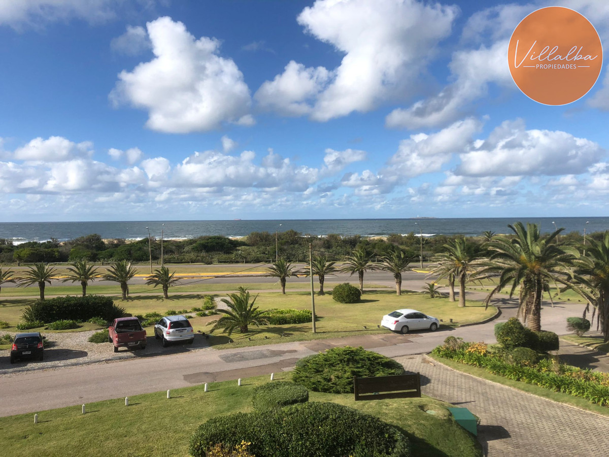 Apartamento ID.2020 - Oportunidad para comprar apartamento en primera línea financiado, con vista frontal al mar. Punta del Este.