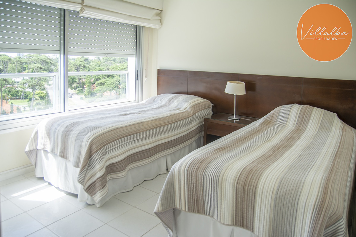 Apartamento ID.2860 - Vende apartamento de 4 dormitorios con 2 cocheras en Lincon Center, Playa Mansa, Punta del Este 