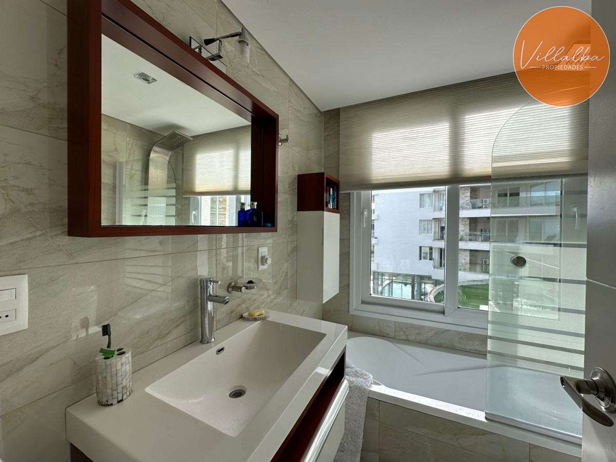 Apartamento ID.2754 - Vende departamento en Azure tower, playa mansa de 2 dormitorios, con vista al mar, Punta del Este