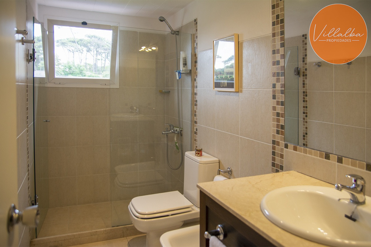 Apartamento ID.1043 - Oportunidad, apartamento en venta en Punta del Este de 3 dormitorios. Terraza con parrillero.