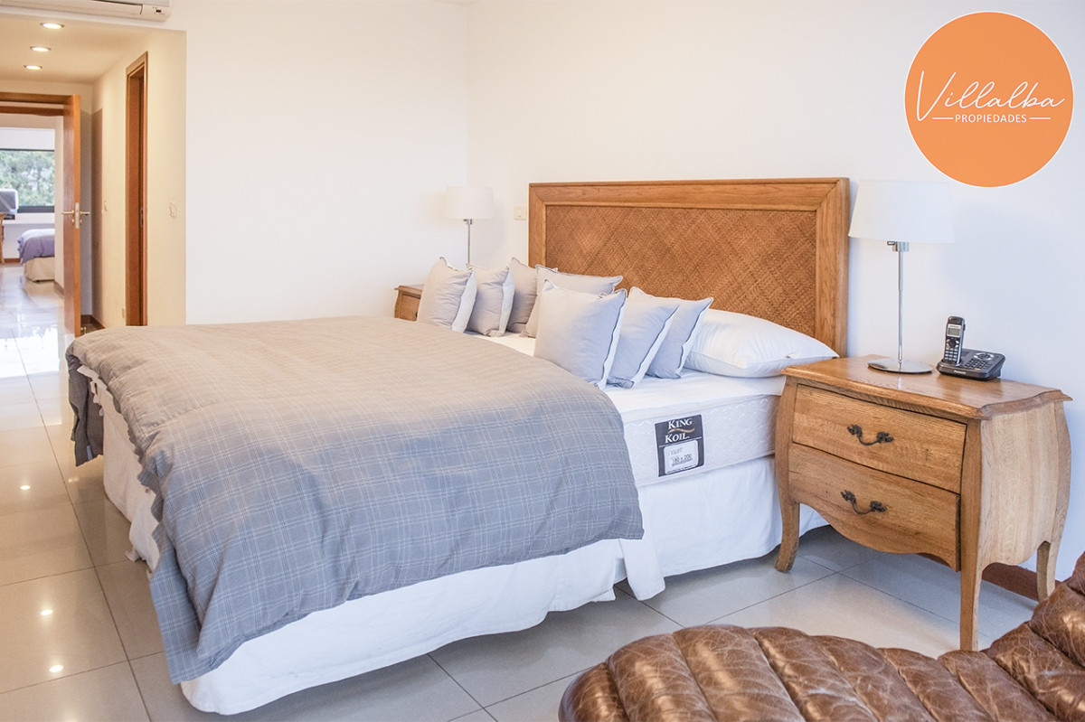 Apartamento ID.2369 - Hermoso Departamento en venta frente a Playa Brava, 3 dorm + dep. Marigot Brava