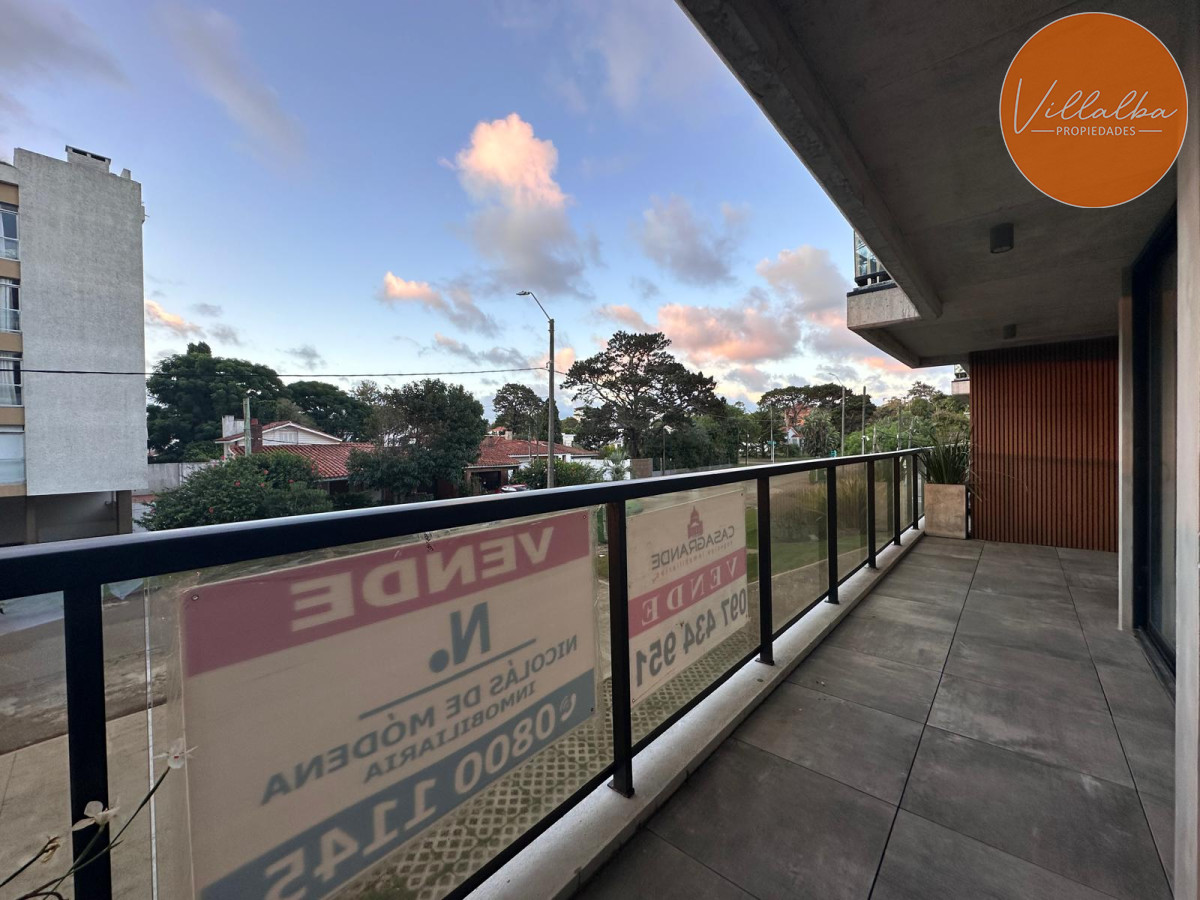 Apartamento ID.3416 - Vende oportunidad en Playa Mansa, primera línea de 2 dormitorios en Punta del Este 