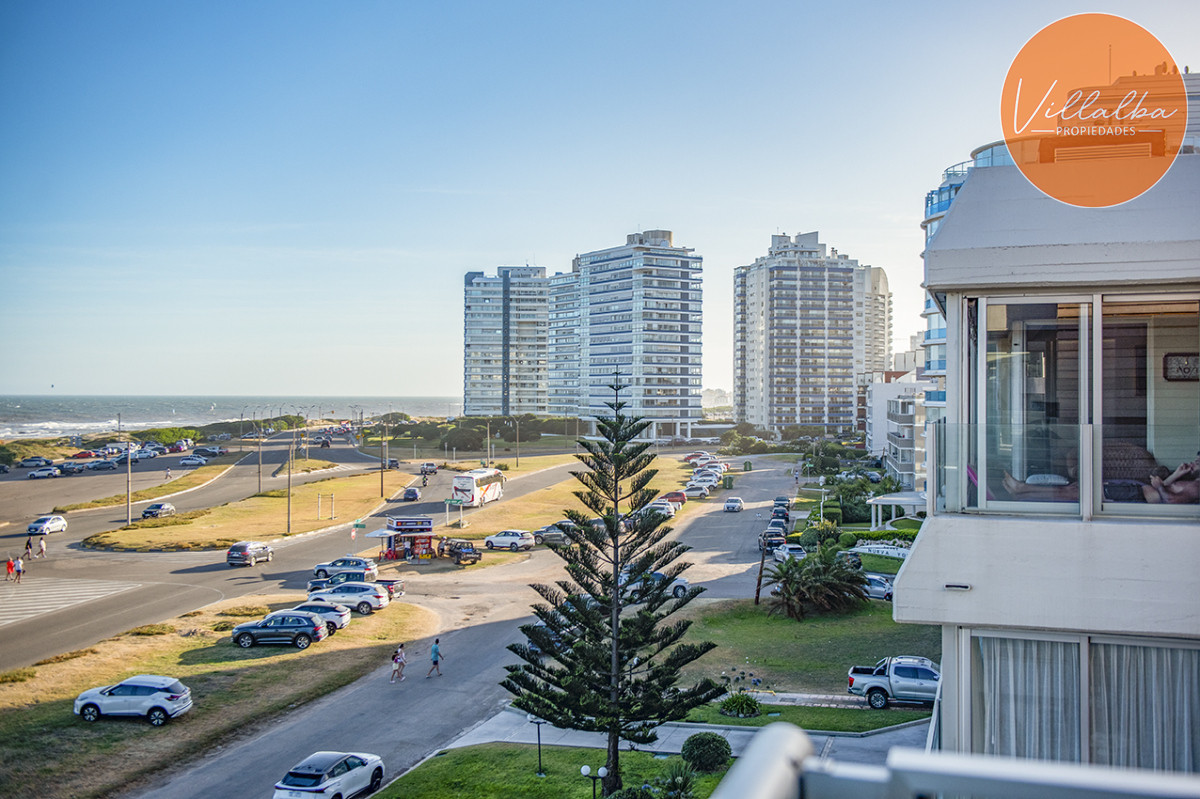Apartamento ID.3431 - Apartamento Penthouse, frente al mar, playa brava, 3 dormitorios con hermosa vista