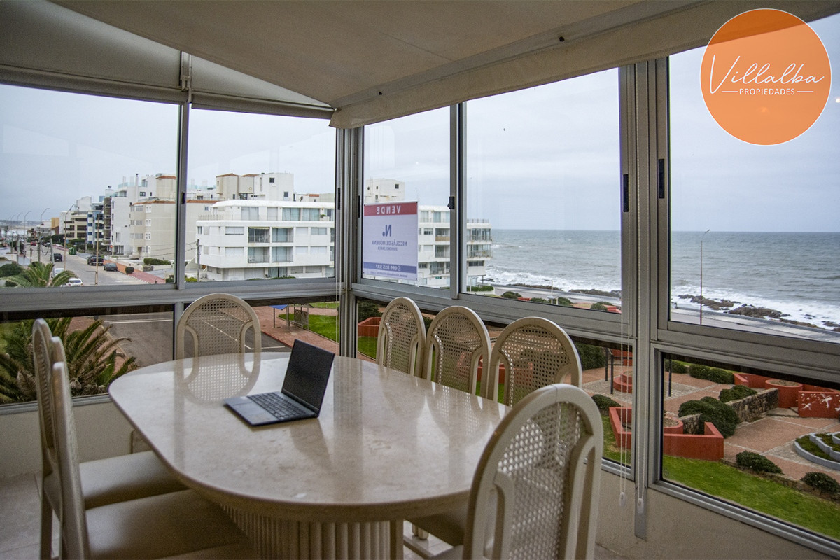 Apartamento ID.2323 - Departamento de 3 dormitorio con parrillero en venta , ultimo piso frente al mar, Punta del Este