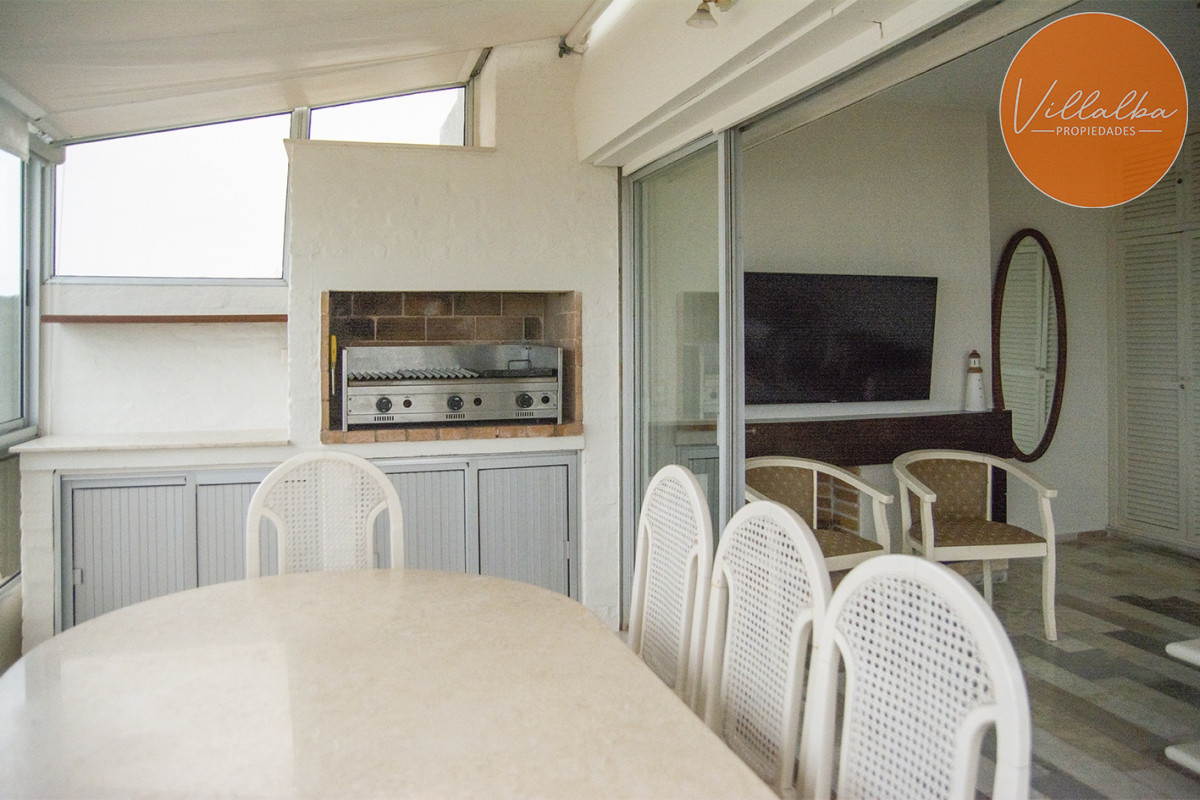 Apartamento ID.2323 - Departamento de 3 dormitorio con parrillero en venta , ultimo piso frente al mar, Punta del Este