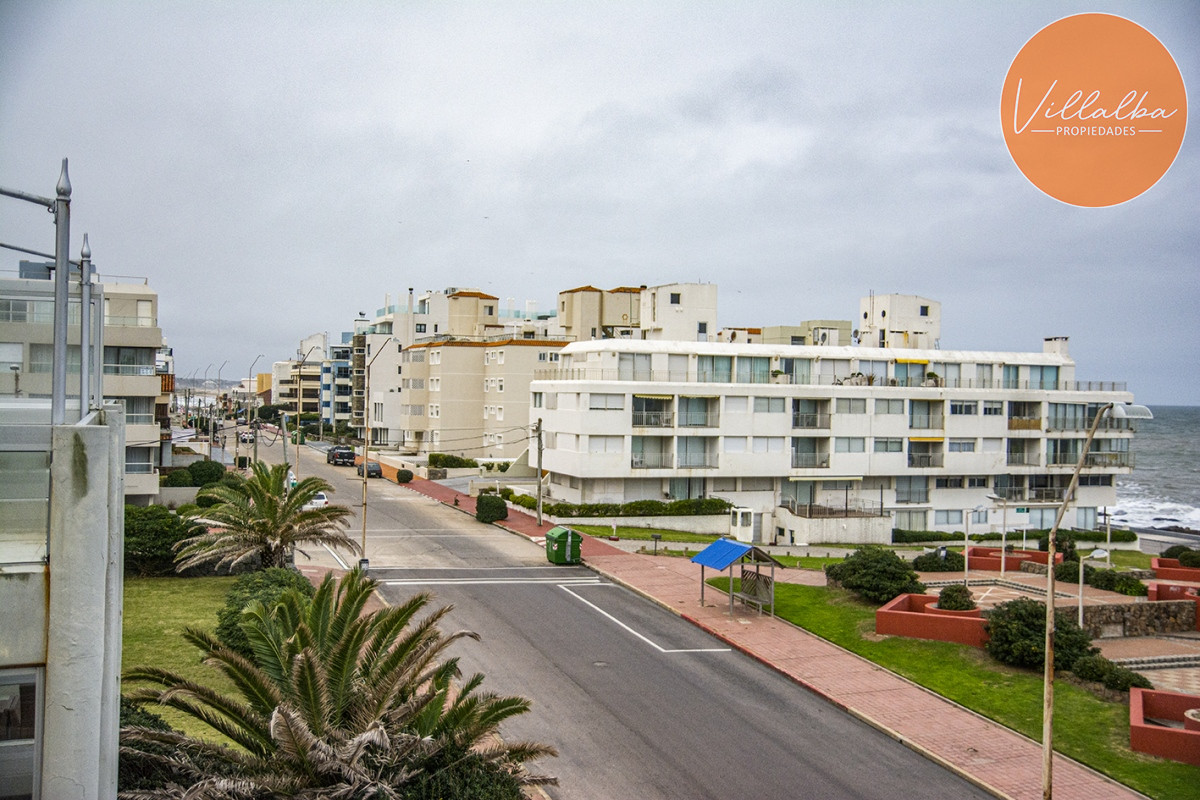 Apartamento ID.2323 - Departamento de 3 dormitorio con parrillero en venta , ultimo piso frente al mar, Punta del Este