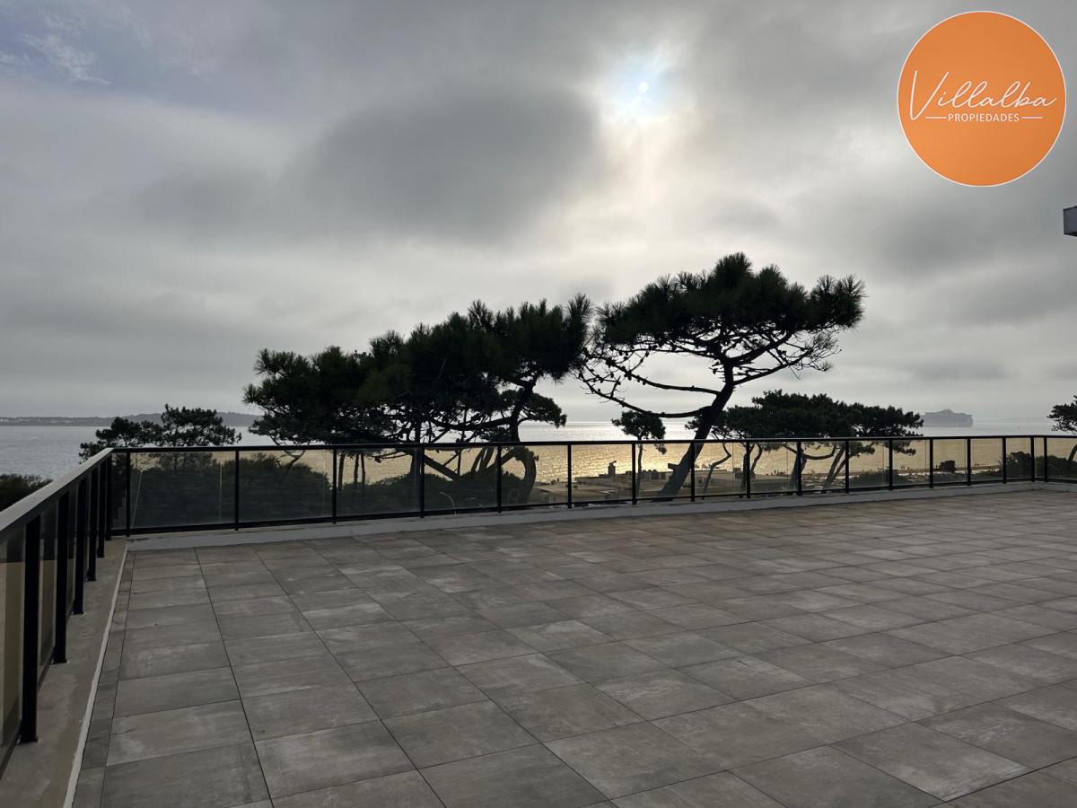 Apartamento ID.3416 - Vende oportunidad en Playa Mansa, primera línea de 2 dormitorios en Punta del Este 