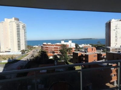 Lindo departamento en excelente zona a metros de Playa Mansa. Amenities. 