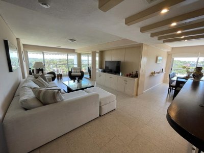 Vende apartamento de 4 dormitorios con 2 cocheras en Lincon Center, Playa Mansa, Punta del Este 