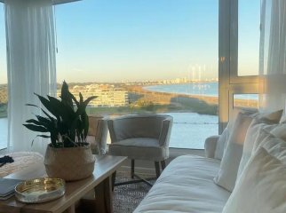 Vende apartamento con vista al mar de 3 suites, en Mansa- Punta del Este.