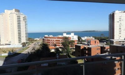 Lindo departamento en excelente zona a metros de Playa Mansa. Amenities.