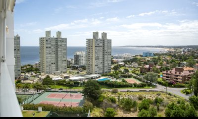 Vende apartamento de 4 dormitorios con 2 cocheras en Lincon Center, Playa Mansa, Punta del Este