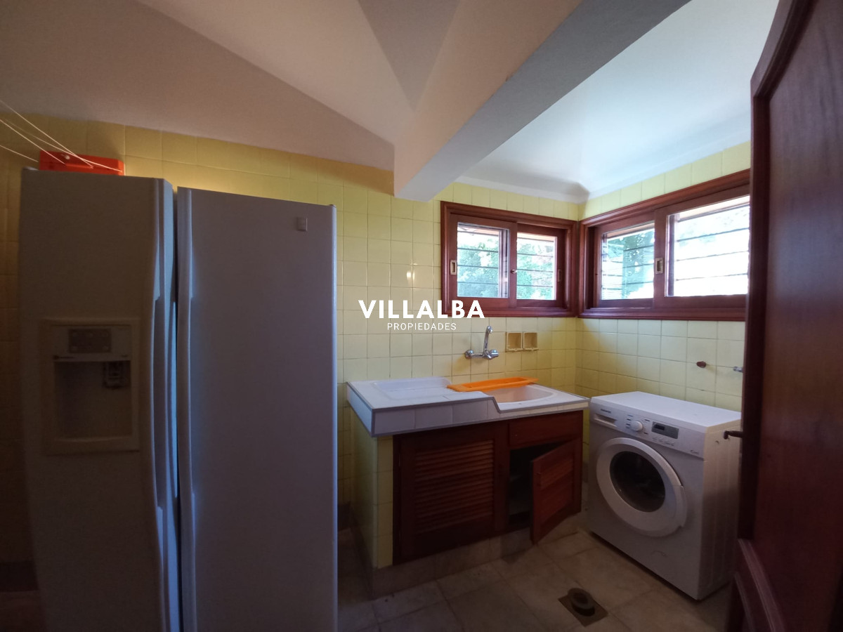 Apartamento ID.2237 - Vende y alquila gran casa de 5 dormitorios en Playa Mansa, Punta del Este 