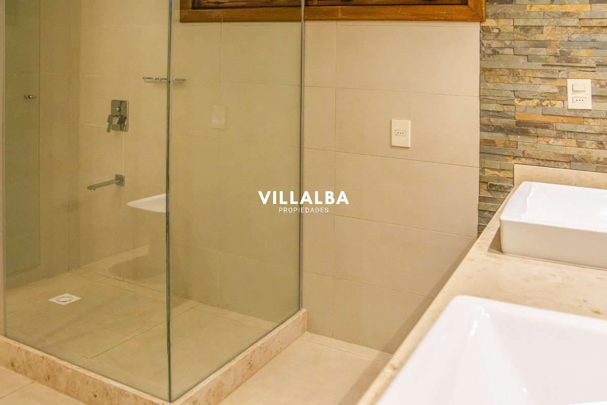 Apartamento ID.3594 - Casa a la venta en playa mansa Punta Del Este, gran tamaño ubicada en zona privilegiada.