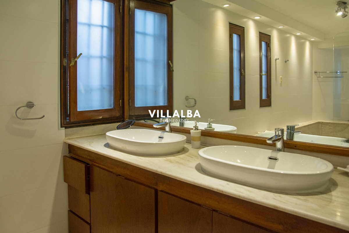 Apartamento ID.3594 - Casa a la venta en playa mansa Punta Del Este, gran tamaño ubicada en zona privilegiada.