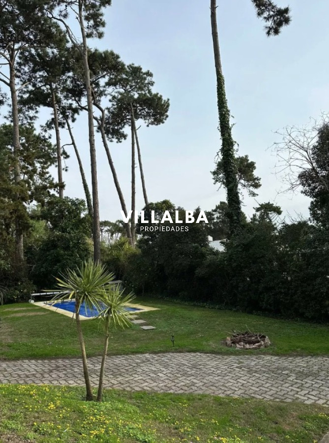 Apartamento ID.4770 - Vende espectacular casa en Lugano de 3 dormitorios, con piscina y parrillero.