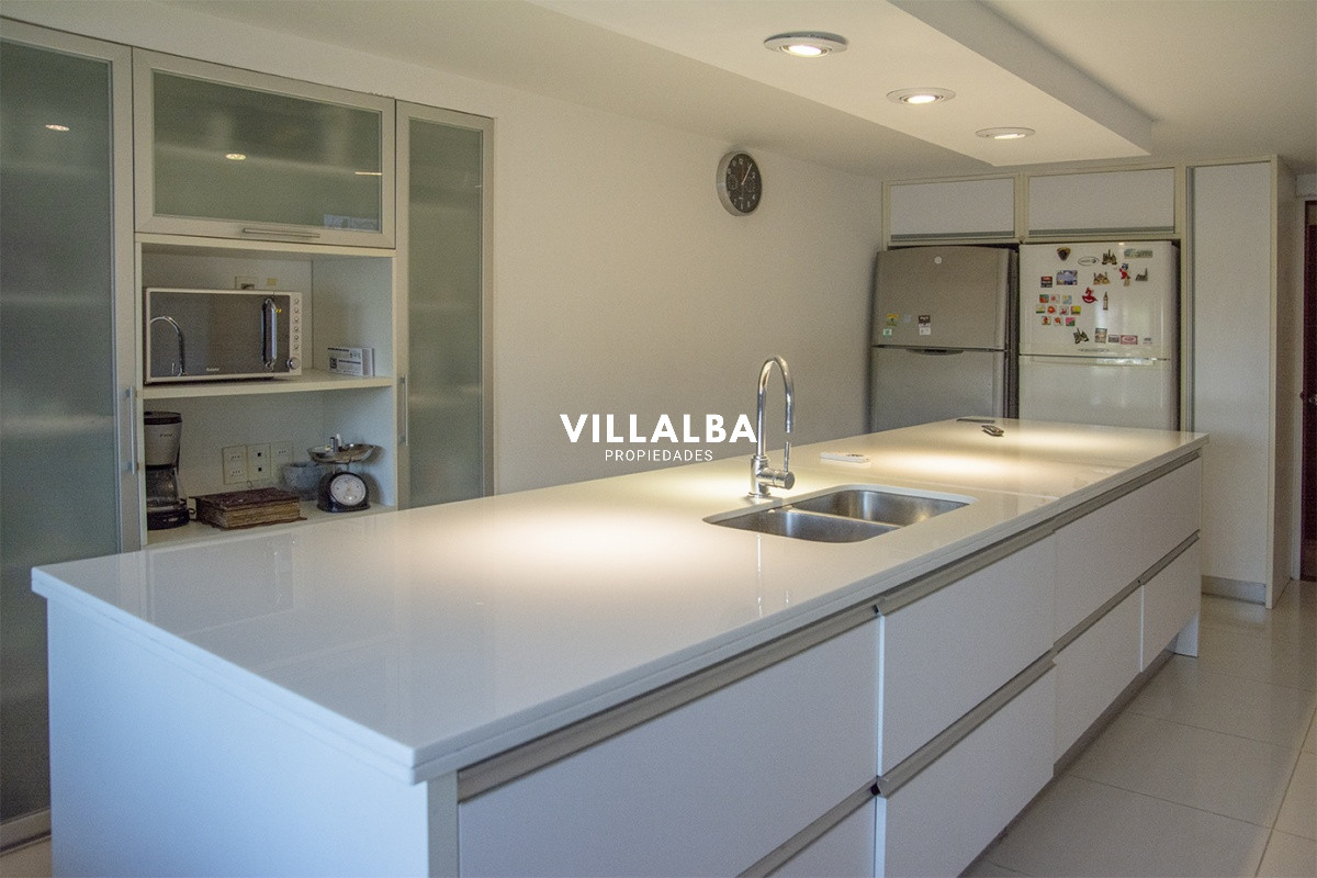 Apartamento ID.3594 - Casa a la venta en playa mansa Punta Del Este, gran tamaño ubicada en zona privilegiada.