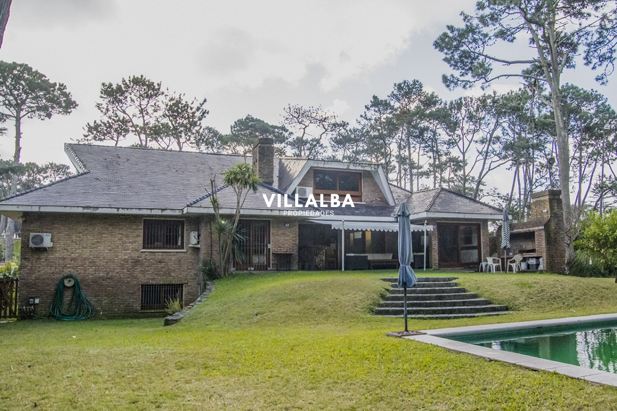 Casa ID.1694 - Gran chalet de 6 dormitorios en venta en zona residencial.