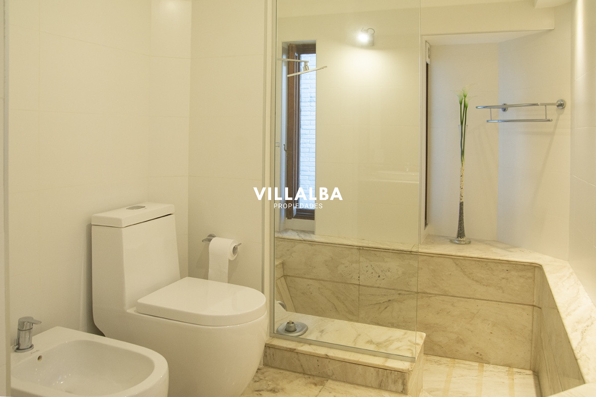 Apartamento ID.3594 - Casa a la venta en playa mansa Punta Del Este, gran tamaño ubicada en zona privilegiada.