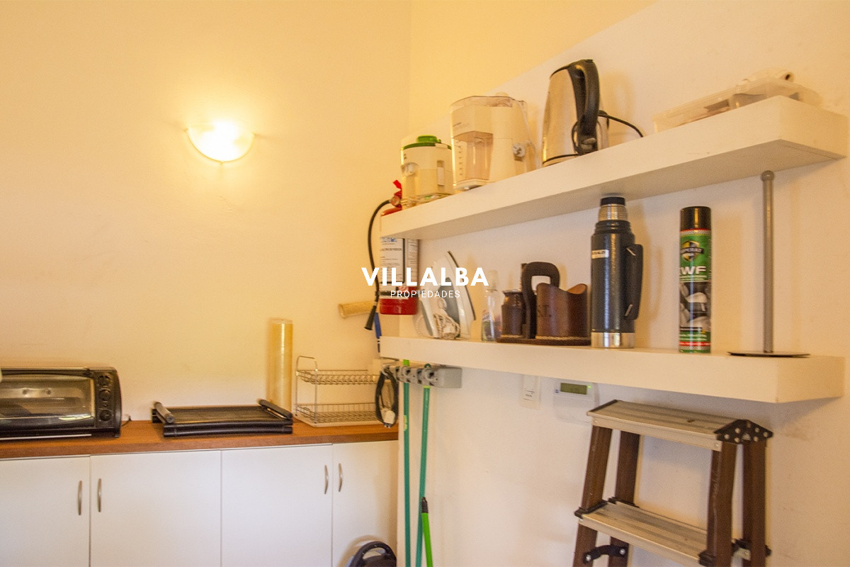 Apartamento ID.3594 - Casa a la venta en playa mansa Punta Del Este, gran tamaño ubicada en zona privilegiada.