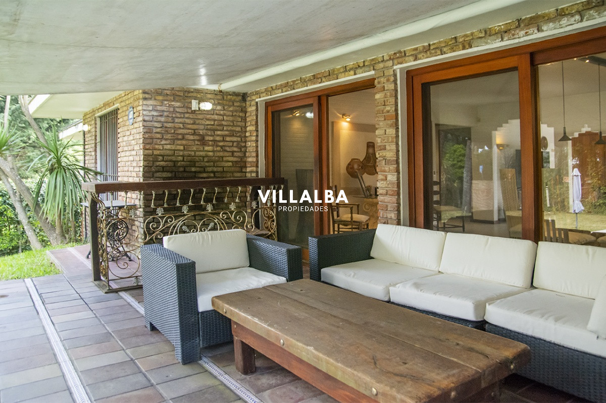 Casa ID.1694 - Gran chalet de 6 dormitorios en venta en zona residencial.