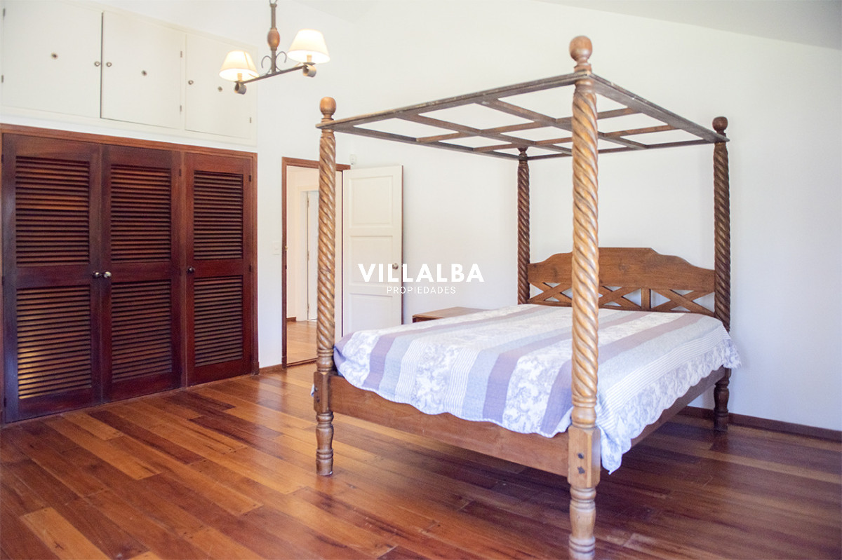 Casa ID.3251 - En venta casa de 4 dormitorios, con agradable entorno en Golf, Punta del Este.