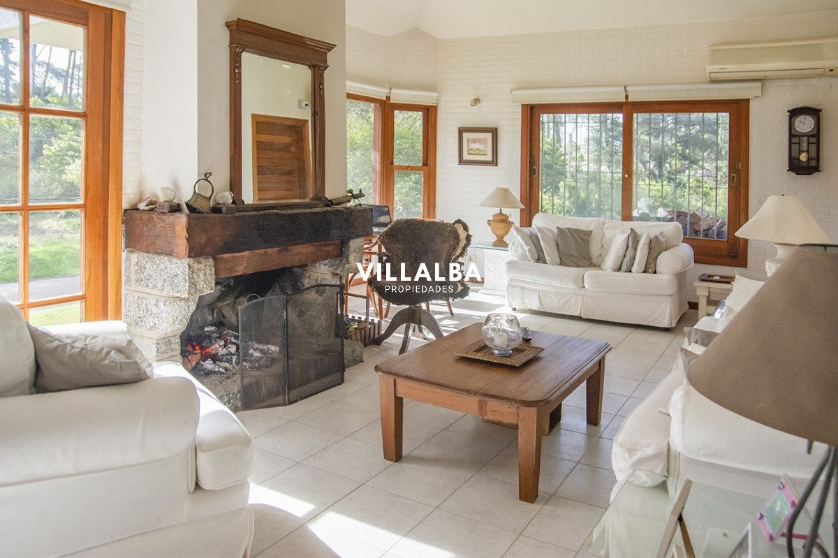 Casa ID.1694 - Gran chalet de 6 dormitorios en venta en zona residencial.