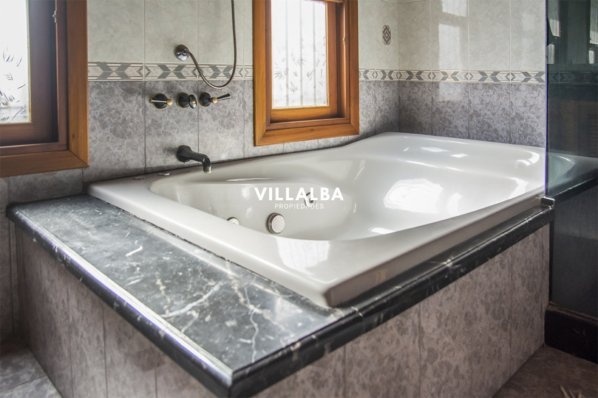 Casa ID.1694 - Gran chalet de 6 dormitorios en venta en zona residencial.