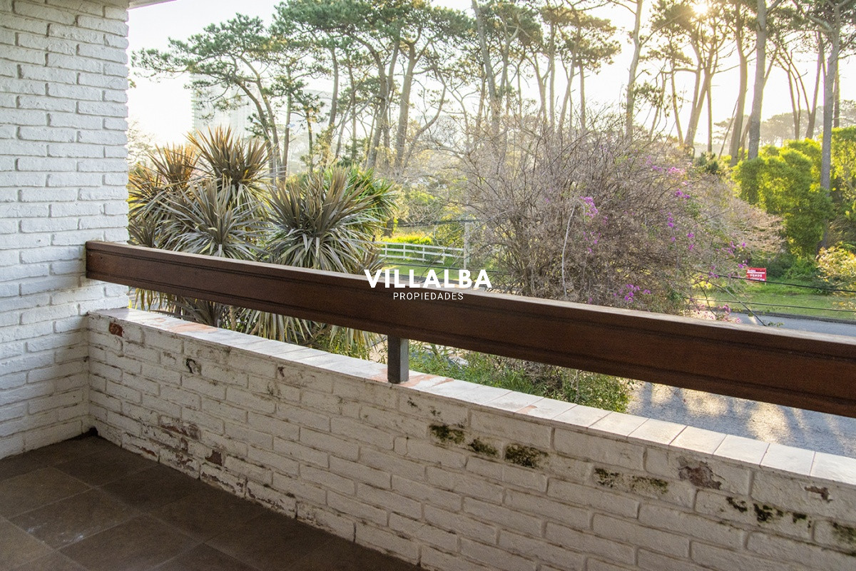 Apartamento ID.3594 - Casa a la venta en playa mansa Punta Del Este, gran tamaño ubicada en zona privilegiada.