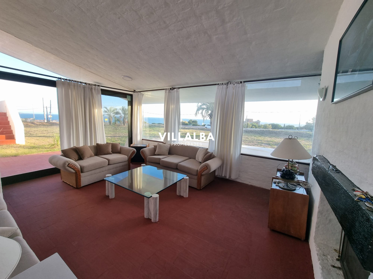 Apartamento ID.2038 - Oportunidad, casa en primera línea de playa mansa.