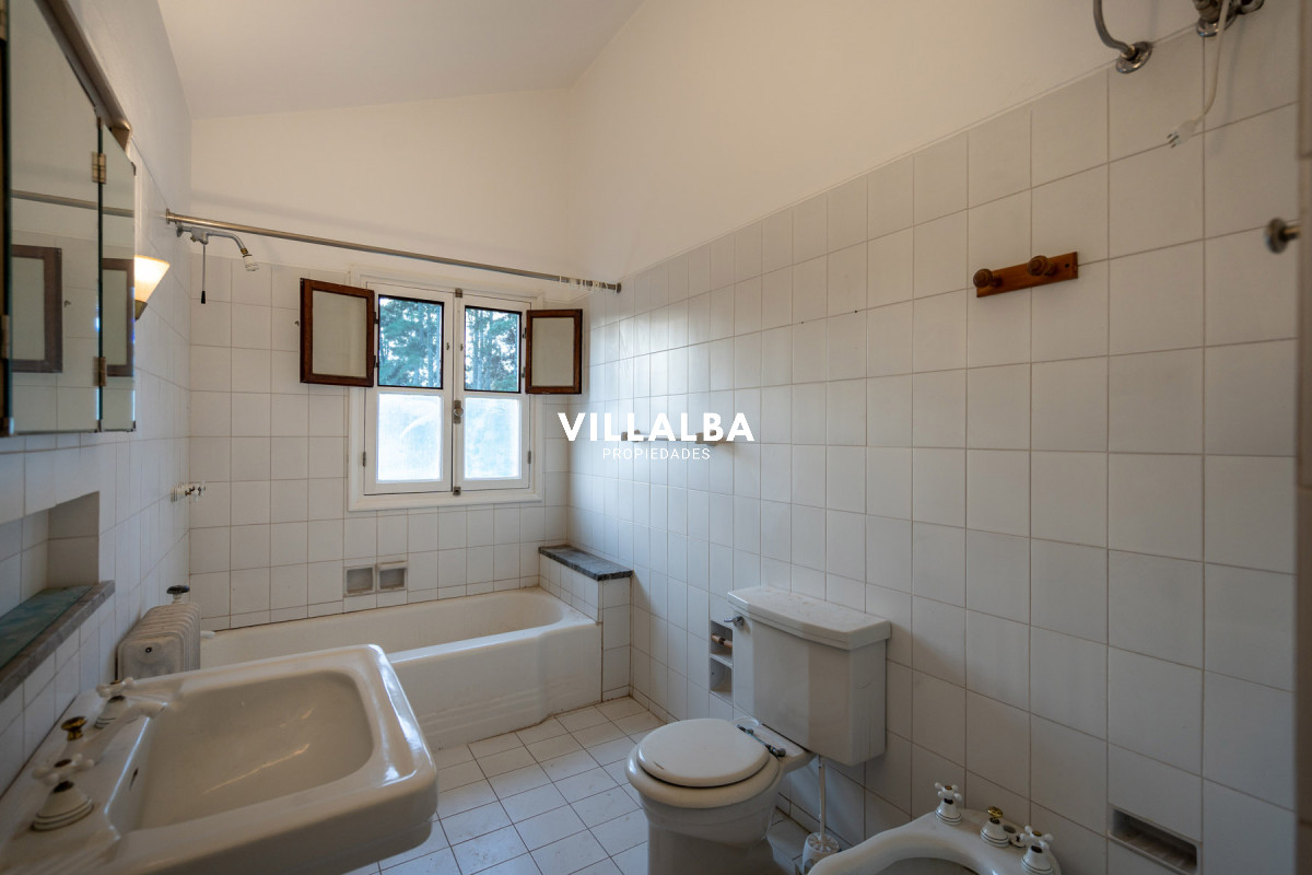 Apartamento ID.3251 - En venta casa de 4 dormitorios, con agradable entorno en Golf, Punta del Este.