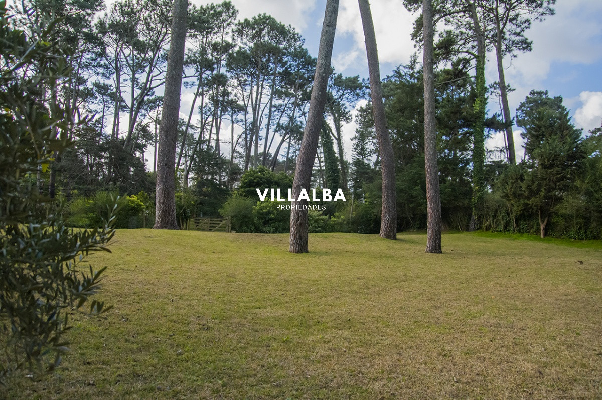 Casa ID.1694 - Gran chalet de 6 dormitorios en venta en zona residencial.