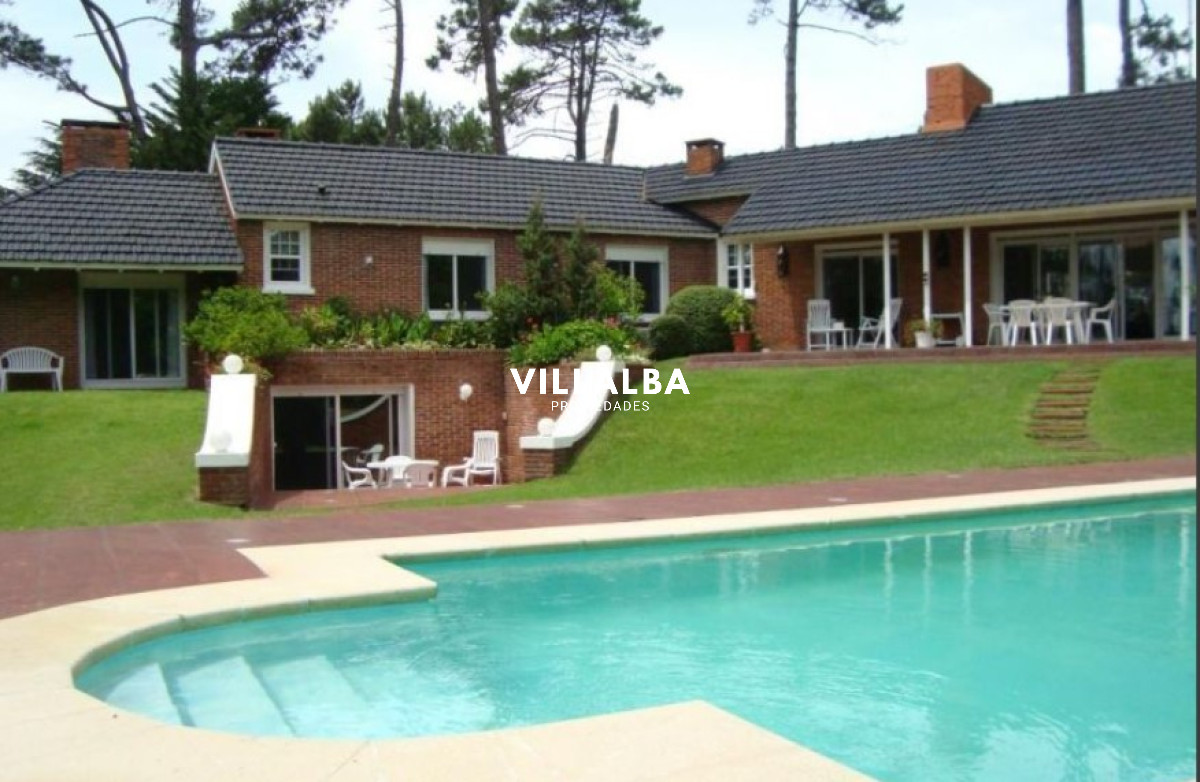 Apartamento ID.1693 - Hermosa casa en venta de 5 dormitorios.