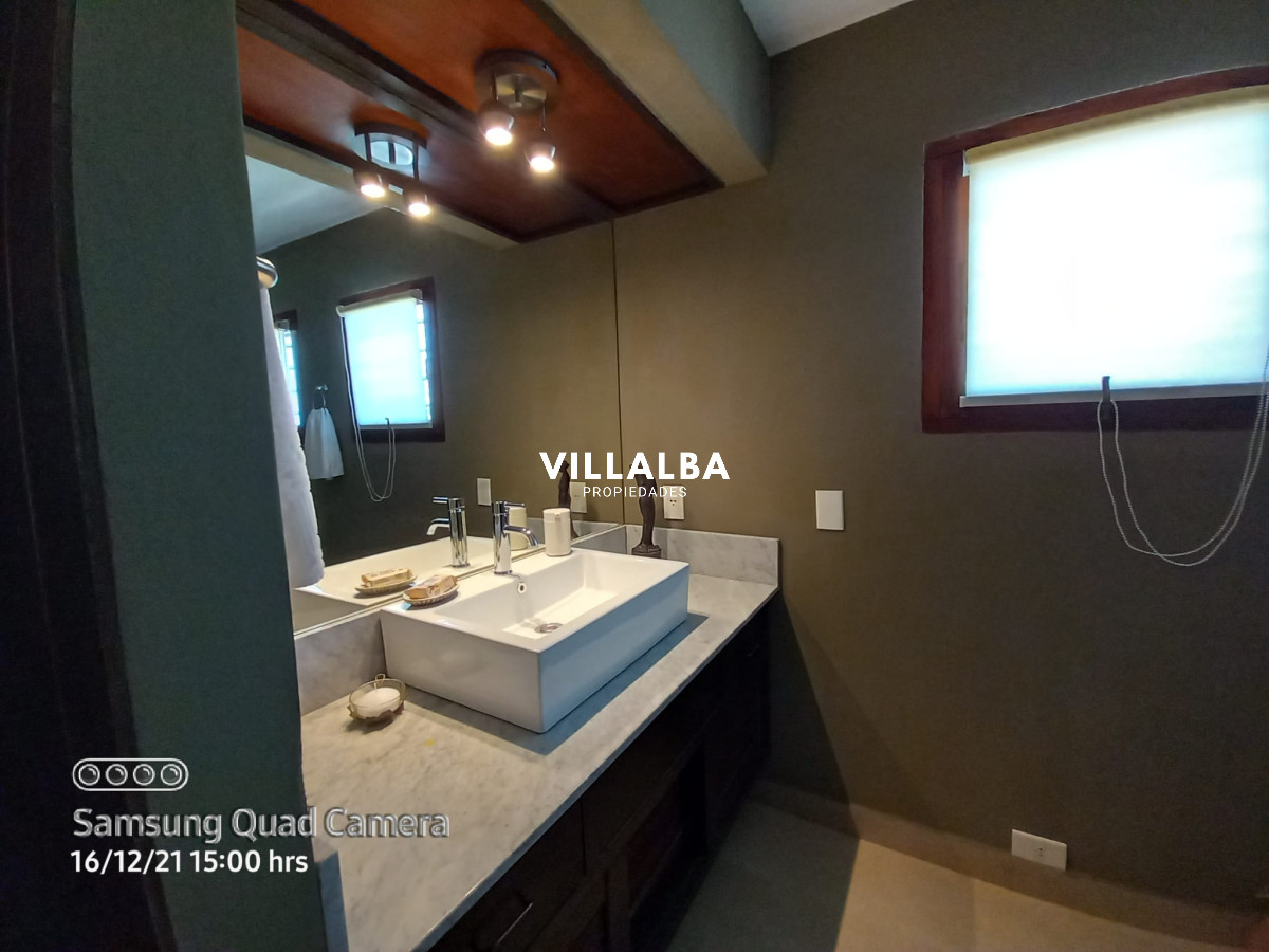 Casa ID.1689 - Vende casa en excelente estado, reciclada. De 6 dormitorios en Peninsula. Punta del Este
