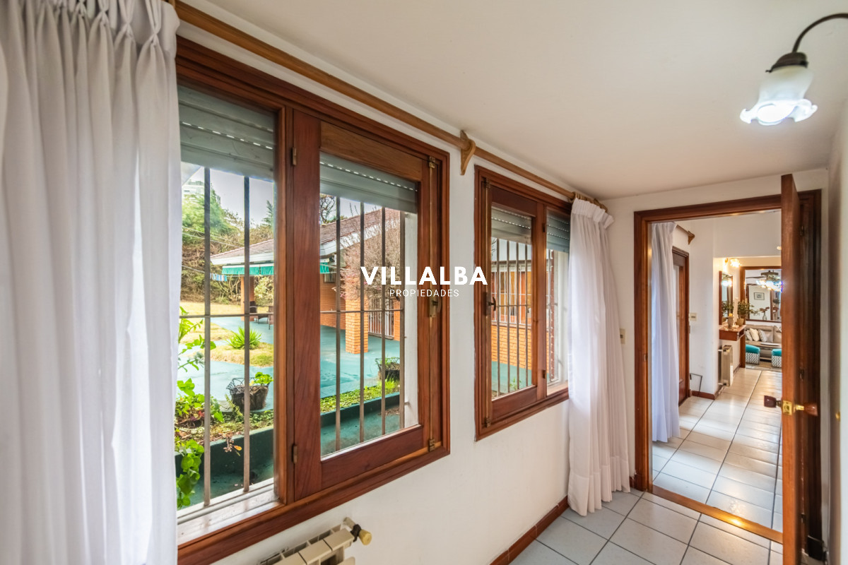 Apartamento ID.4829 - Vendemos espectacular casa de 4 dormitorios en Playa Mansa, Punta del este